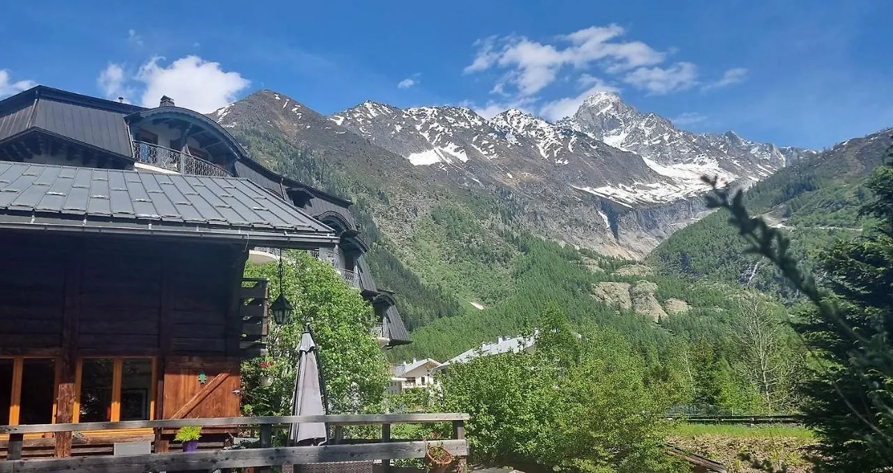 Chalet Falcon With Hot Tub - In A Great Location! Chamonix